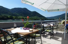 Gastgarten mit Aussicht auf die Donau, © Fam. Pichler