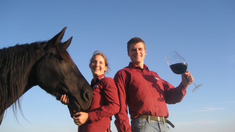 Unser starkes Noriker Pferd Paula mit den Weinkutscherin Susanne und Bio-Winzer Stefan, © Stefan Reinthaler